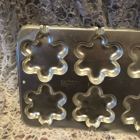 Vintage WILTON Blossom FLower Cookie Mold Treat Pan, Aluminum, 2105-8109 - Picture 3 of 5